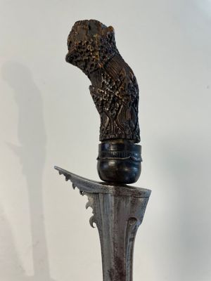 A collection of six krises with carved handles, four with scabbard, Indonesia, 19th C. — foto 33