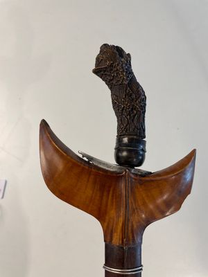 A collection of six krises with carved handles, four with scabbard, Indonesia, 19th C. — foto 35