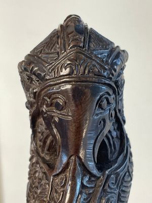 A collection of six krises with carved handles, four with scabbard, Indonesia, 19th C. — foto 4
