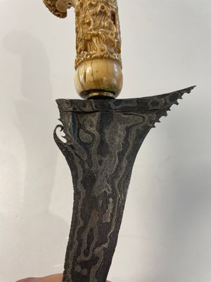 A collection of six krises with carved handles, four with scabbard, Indonesia, 19th C. — foto 8