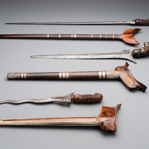 A collection of six krises with carved handles, four with scabbard, Indonesia, 19th C. — foto 2