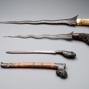 A collection of six krises with carved handles, four with scabbard, Indonesia, 19th C. — foto 4