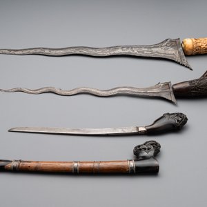 A collection of six krises with carved handles, four with scabbard, Indonesia, 19th C. — foto 5