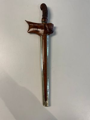 A collection of six krises with carved handles, four with scabbard, Indonesia, 19th C. — foto 14