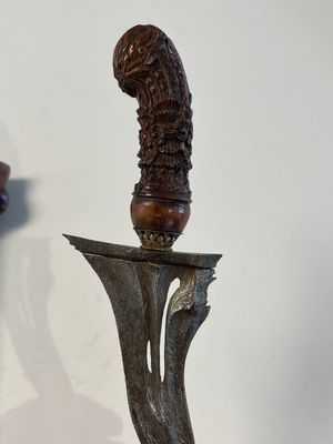 A collection of six krises with carved handles, four with scabbard, Indonesia, 19th C. — foto 16