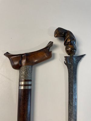 A collection of six krises with carved handles, four with scabbard, Indonesia, 19th C. — foto 27