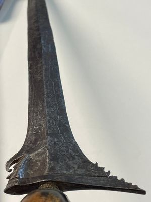 A collection of six krises with carved handles, four with scabbard, Indonesia, 19th C. — foto 28