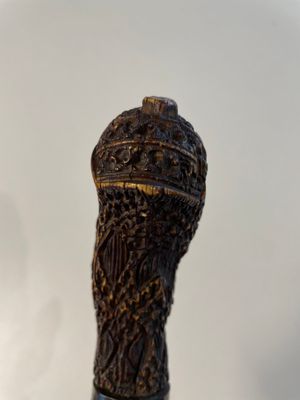 A collection of six krises with carved handles, four with scabbard, Indonesia, 19th C. — foto 31