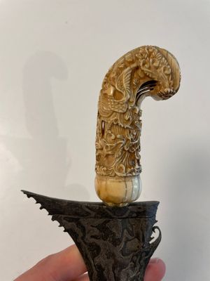 A collection of six krises with carved handles, four with scabbard, Indonesia, 19th C. — foto 5