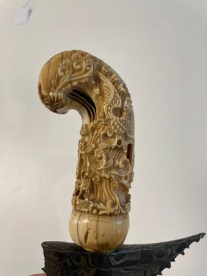 A collection of six krises with carved handles, four with scabbard, Indonesia, 19th C. — foto 6
