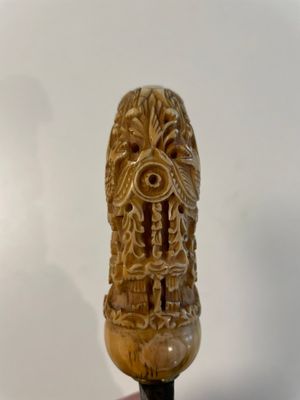 A collection of six krises with carved handles, four with scabbard, Indonesia, 19th C. — foto 7