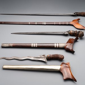 A collection of six krises with carved handles, four with scabbard, Indonesia, 19th C. — foto 3