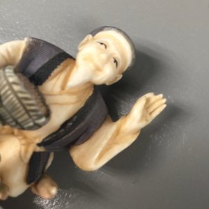 A collection of six polychrome Japanese ivory netsuke, Taisho, 2nd quarter 20th C., signed — 照片 9
