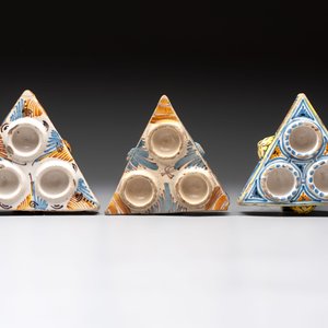 A collection of six polychrome Spanish triangular spice boxes, Talavera, 18th C. — photo 2