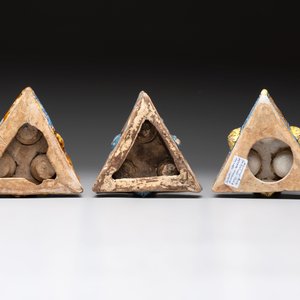 A collection of six polychrome Spanish triangular spice boxes, Talavera, 18th C. — photo 3