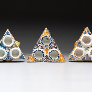 A collection of six polychrome Spanish triangular spice boxes, Talavera, 18th C. — photo 4