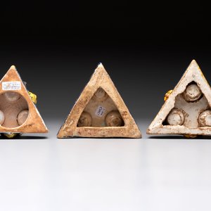 A collection of six polychrome Spanish triangular spice boxes, Talavera, 18th C. — photo 5