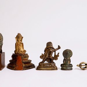 A collection of small bronze figures, India, Nepal, Tibet, Japan, 18/20th C. — 照片 4