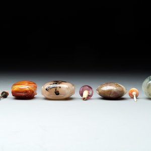 A collection of ten Chinese agate snuff bottles, 20th C. — photo 13