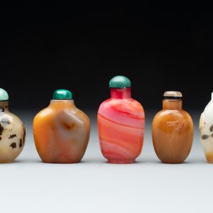 A collection of ten Chinese agate snuff bottles, 20th C. — photo 2