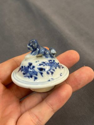 A collection of ten Chinese blue, white, famille rose and qianjiang cai wares, signed Yongzhen Shi 永真氏, 18/19th C. — photo 38