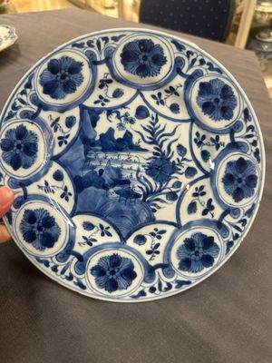 A collection of ten Chinese blue, white, famille rose and qianjiang cai wares, signed Yongzhen Shi 永真氏, 18/19th C. — photo 44