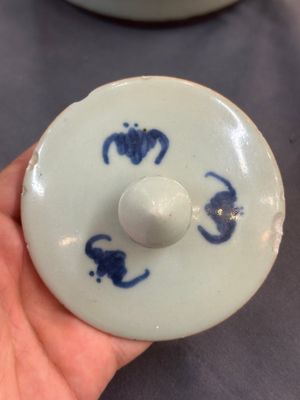 A collection of ten Chinese blue, white, famille rose and qianjiang cai wares, signed Yongzhen Shi 永真氏, 18/19th C. — photo 5