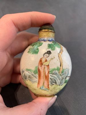 A collection of ten Chinese Canton enamel and porcelain snuff bottles, Qianlong mark, 19/20th C. — photo 13