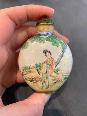 A collection of ten Chinese Canton enamel and porcelain snuff bottles, Qianlong mark, 19/20th C. — photo 15