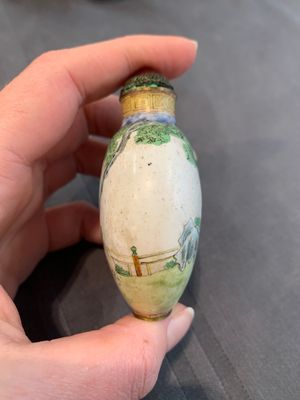 A collection of ten Chinese Canton enamel and porcelain snuff bottles, Qianlong mark, 19/20th C. — photo 16