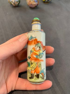 A collection of ten Chinese Canton enamel and porcelain snuff bottles, Qianlong mark, 19/20th C. — photo 19