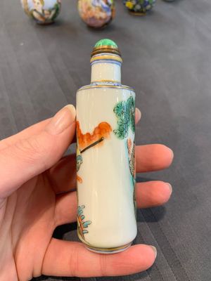 A collection of ten Chinese Canton enamel and porcelain snuff bottles, Qianlong mark, 19/20th C. — photo 20