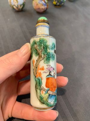 A collection of ten Chinese Canton enamel and porcelain snuff bottles, Qianlong mark, 19/20th C. — photo 21