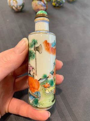 A collection of ten Chinese Canton enamel and porcelain snuff bottles, Qianlong mark, 19/20th C. — photo 22