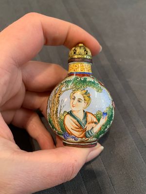 A collection of ten Chinese Canton enamel and porcelain snuff bottles, Qianlong mark, 19/20th C. — photo 25
