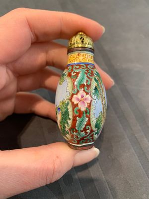 A collection of ten Chinese Canton enamel and porcelain snuff bottles, Qianlong mark, 19/20th C. — photo 26
