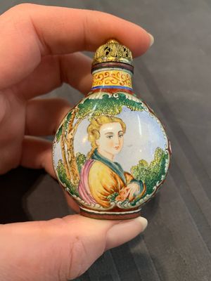 A collection of ten Chinese Canton enamel and porcelain snuff bottles, Qianlong mark, 19/20th C. — photo 27