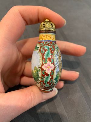 A collection of ten Chinese Canton enamel and porcelain snuff bottles, Qianlong mark, 19/20th C. — photo 28
