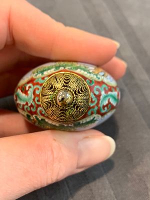 A collection of ten Chinese Canton enamel and porcelain snuff bottles, Qianlong mark, 19/20th C. — photo 29