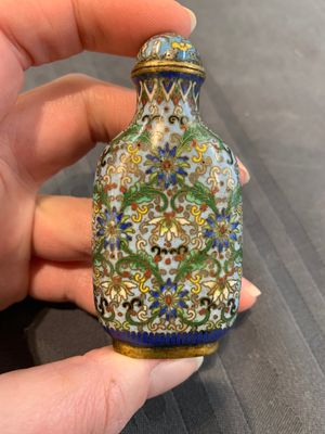 A collection of ten Chinese Canton enamel and porcelain snuff bottles, Qianlong mark, 19/20th C. — photo 33