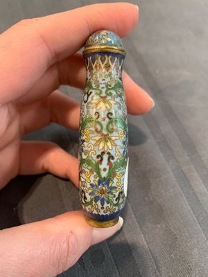 A collection of ten Chinese Canton enamel and porcelain snuff bottles, Qianlong mark, 19/20th C. — photo 34