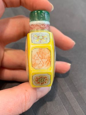 A collection of ten Chinese Canton enamel and porcelain snuff bottles, Qianlong mark, 19/20th C. — photo 47