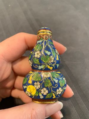 A collection of ten Chinese Canton enamel and porcelain snuff bottles, Qianlong mark, 19/20th C. — photo 50