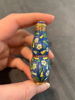 A collection of ten Chinese Canton enamel and porcelain snuff bottles, Qianlong mark, 19/20th C. — photo 51