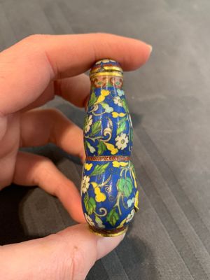 A collection of ten Chinese Canton enamel and porcelain snuff bottles, Qianlong mark, 19/20th C. — photo 53