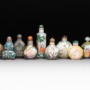 A collection of ten Chinese Canton enamel and porcelain snuff bottles, Qianlong mark, 19/20th C. — photo 1