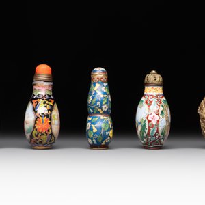 A collection of ten Chinese Canton enamel and porcelain snuff bottles, Qianlong mark, 19/20th C. — photo 11