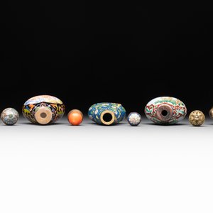 A collection of ten Chinese Canton enamel and porcelain snuff bottles, Qianlong mark, 19/20th C. — photo 12
