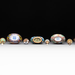 A collection of ten Chinese Canton enamel and porcelain snuff bottles, Qianlong mark, 19/20th C. — photo 13