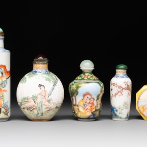 A collection of ten Chinese Canton enamel and porcelain snuff bottles, Qianlong mark, 19/20th C. — photo 2